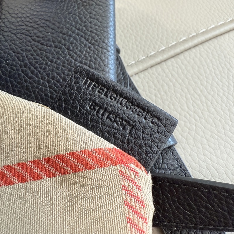 39cm B家新款托特包，用于意大利進口粒紋小牛皮面料打造，搭配棉質混紡內襯，精