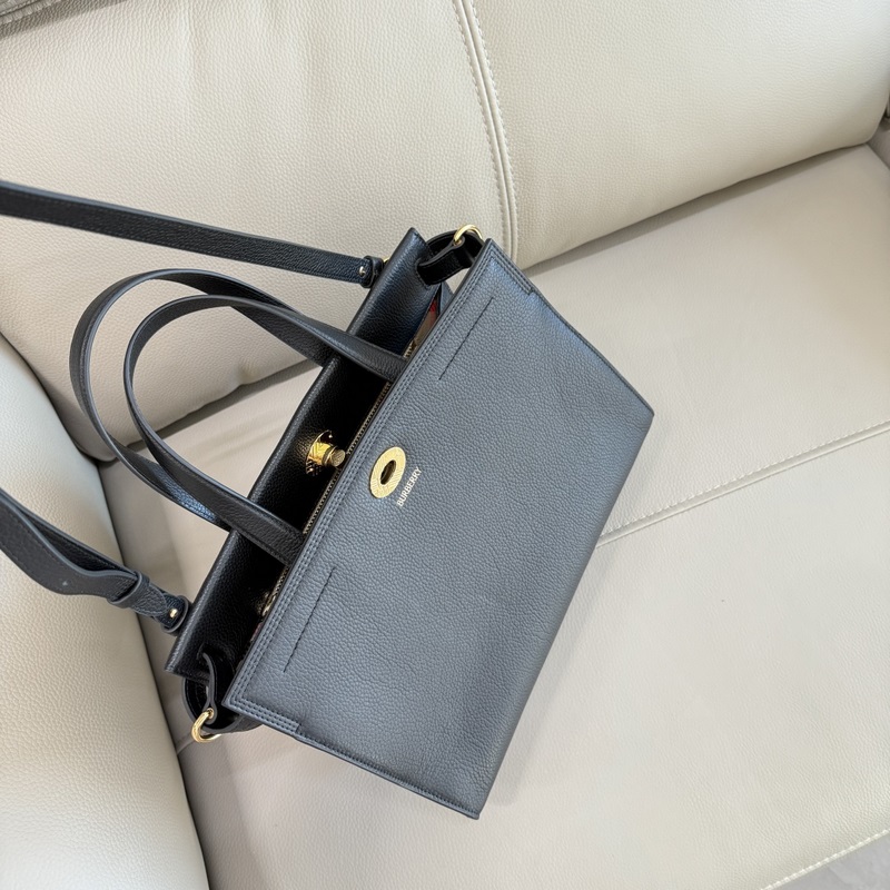 中30cmB家新款托特包，用于意大利進口粒紋小牛皮面料打造，搭配棉質混紡內襯，精