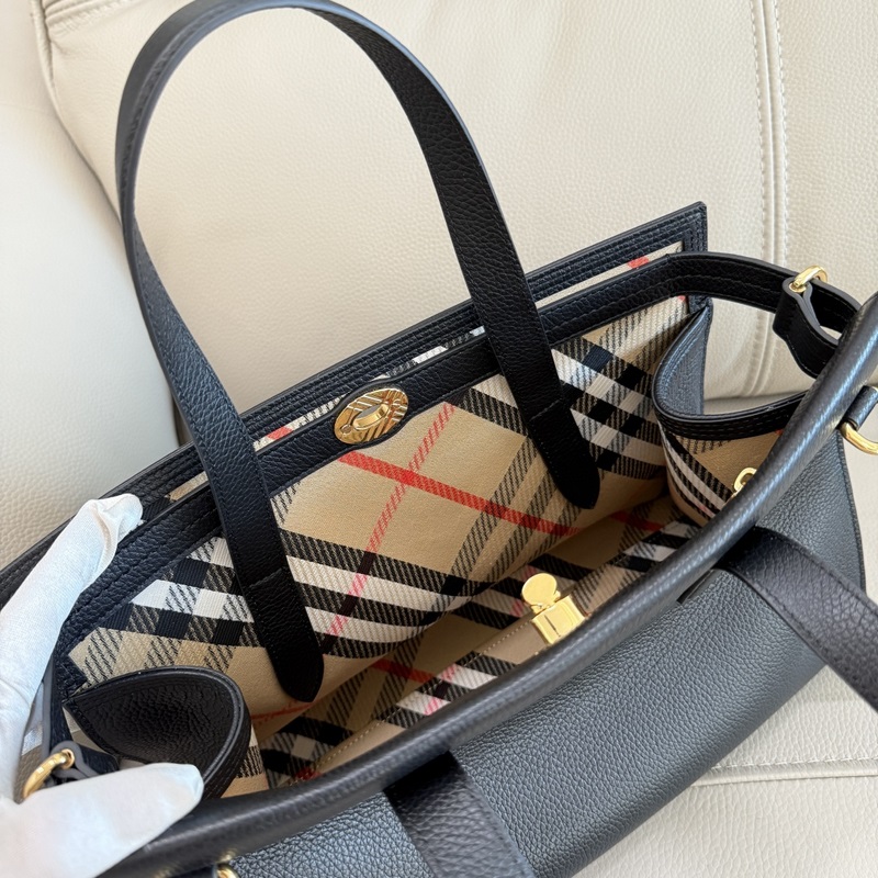 中30cmB家新款托特包，用于意大利進口粒紋小牛皮面料打造，搭配棉質混紡內襯，精