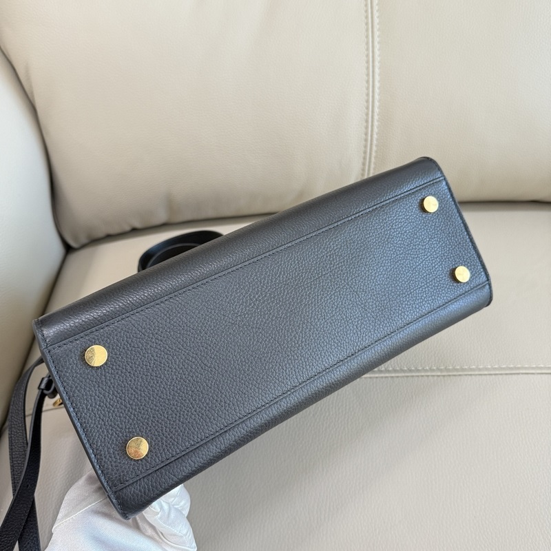 中30cmB家新款托特包，用于意大利進口粒紋小牛皮面料打造，搭配棉質混紡內襯，精