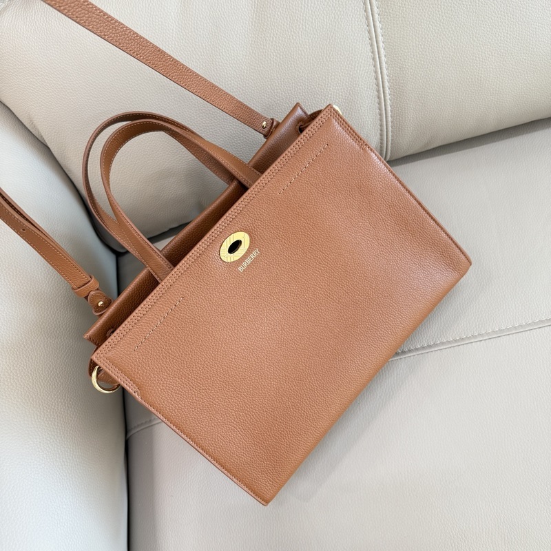 中30cmB家新款托特包，用于意大利進口粒紋小牛皮面料打造，搭配棉質混紡內襯，精