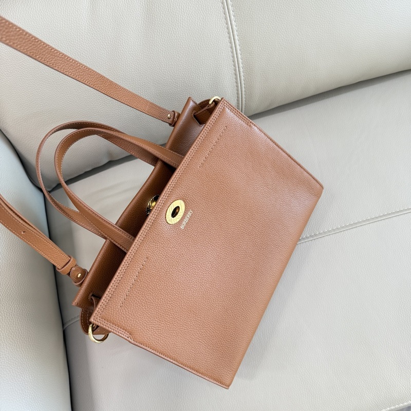 中30cmB家新款托特包，用于意大利進口粒紋小牛皮面料打造，搭配棉質混紡內襯，精