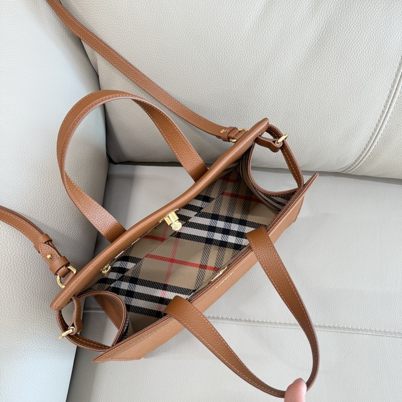 中30cmB家新款托特包，用于意大利進口粒紋小牛皮面料打造，搭配棉質混紡內襯，精