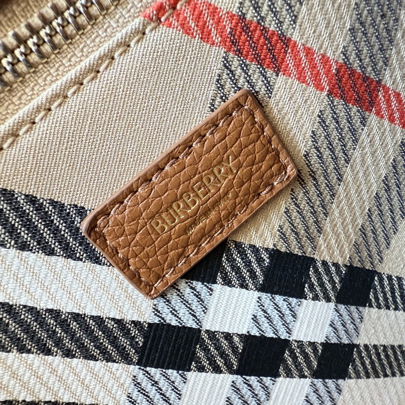 中30cmB家新款托特包，用于意大利進口粒紋小牛皮面料打造，搭配棉質混紡內襯，精