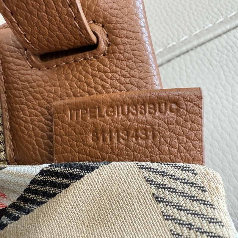 中30cmB家新款托特包，用于意大利進口粒紋小牛皮面料打造，搭配棉質混紡內襯，精