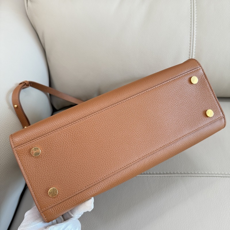 中30cmB家新款托特包，用于意大利進口粒紋小牛皮面料打造，搭配棉質混紡內襯，精