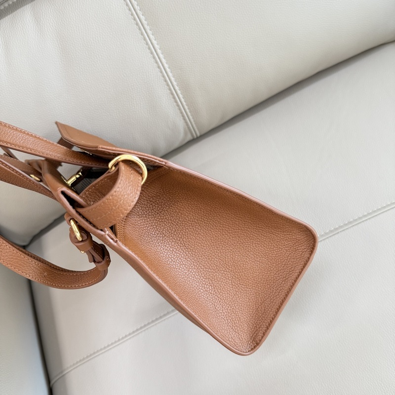 中30cmB家新款托特包，用于意大利進口粒紋小牛皮面料打造，搭配棉質混紡內襯，精