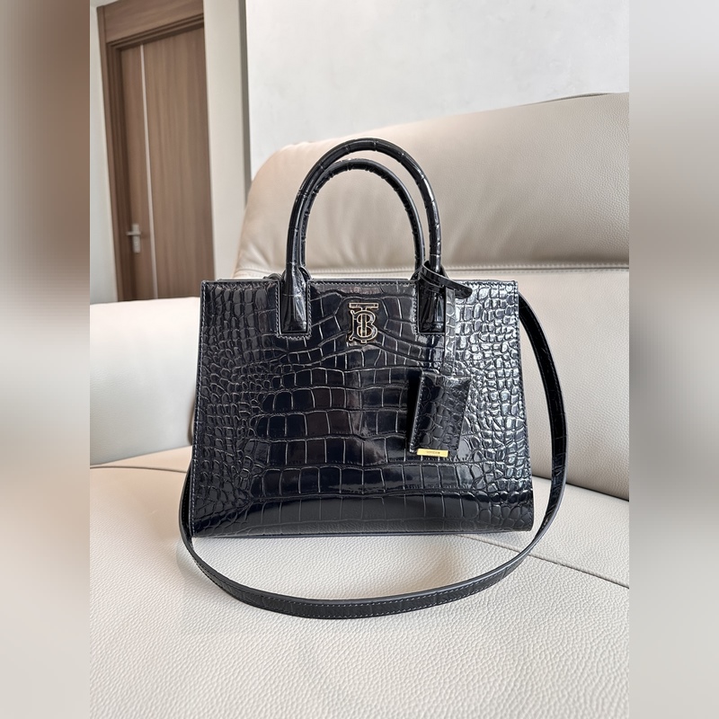 B家最新托特包，采用意大利鞣制鱷魚紋質感壓花皮革制成，搶眼裝飾 Thomas B