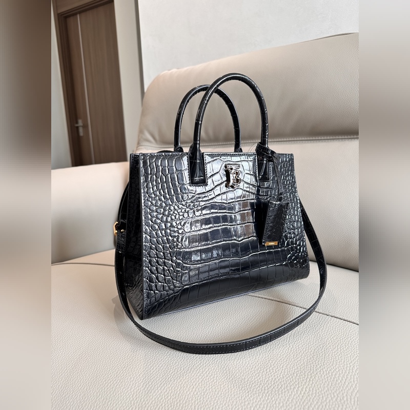 B家最新托特包，采用意大利鞣制鱷魚紋質感壓花皮革制成，搶眼裝飾 Thomas B