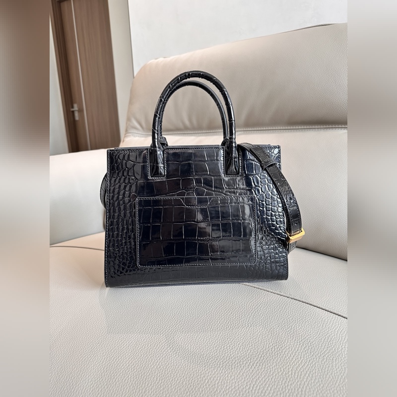 B家最新托特包，采用意大利鞣制鱷魚紋質感壓花皮革制成，搶眼裝飾 Thomas B