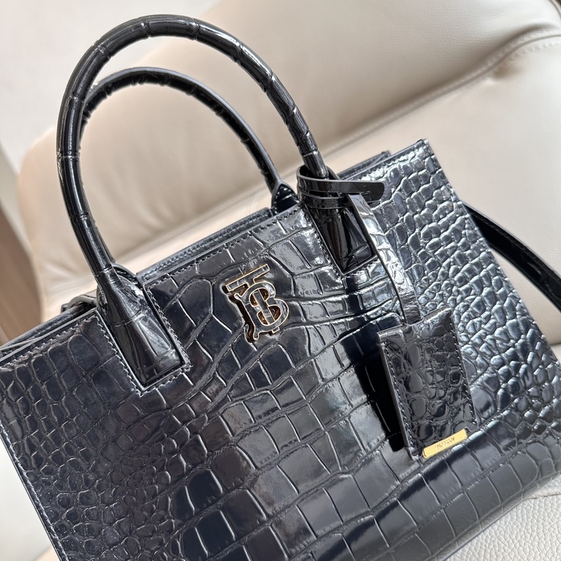 B家最新托特包，采用意大利鞣制鱷魚紋質感壓花皮革制成，搶眼裝飾 Thomas B