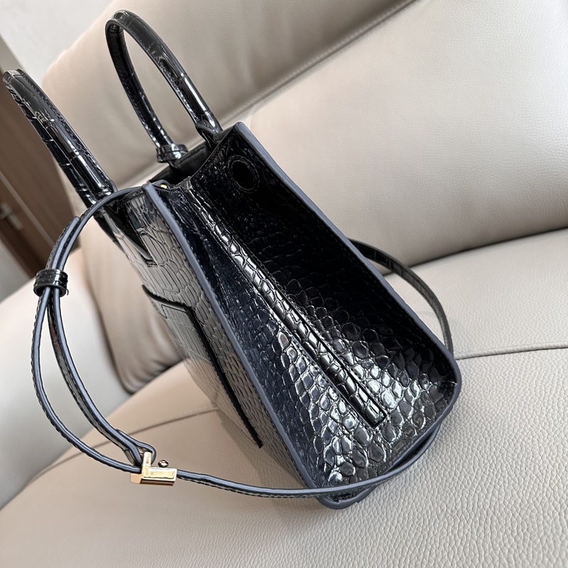 B家最新托特包，采用意大利鞣制鱷魚紋質感壓花皮革制成，搶眼裝飾 Thomas B