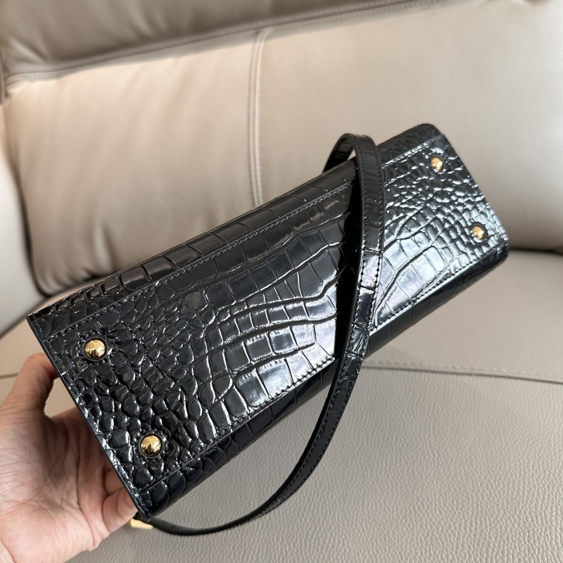 B家最新托特包，采用意大利鞣制鱷魚紋質感壓花皮革制成，搶眼裝飾 Thomas B