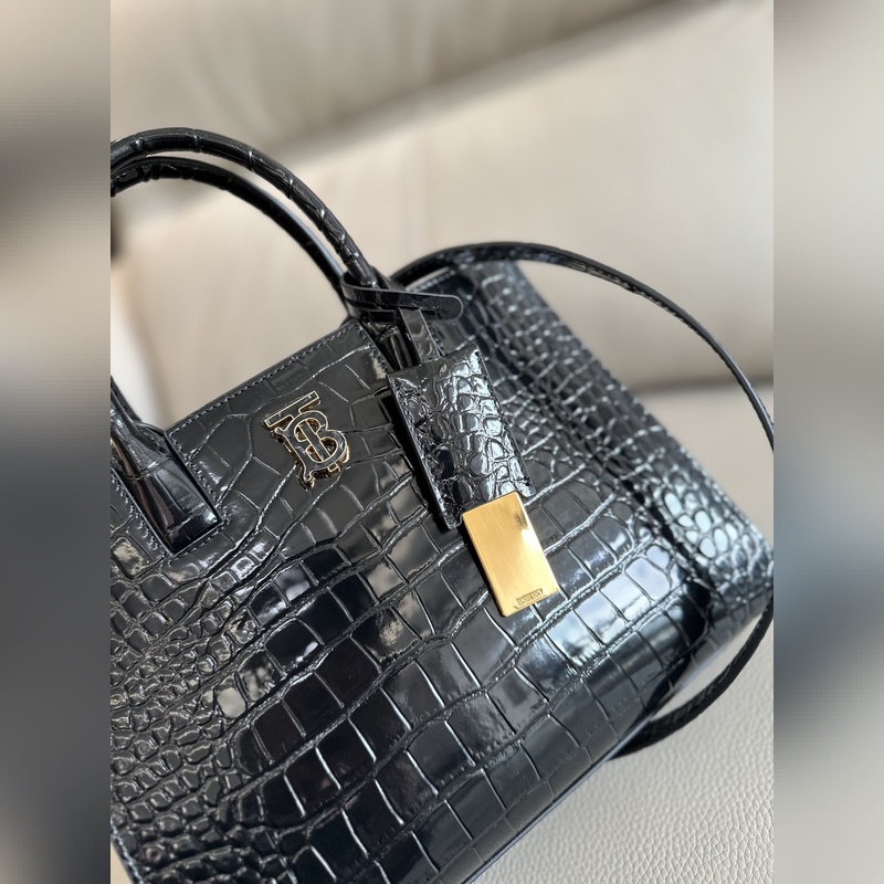 B家最新托特包，采用意大利鞣制鱷魚紋質感壓花皮革制成，搶眼裝飾 Thomas B