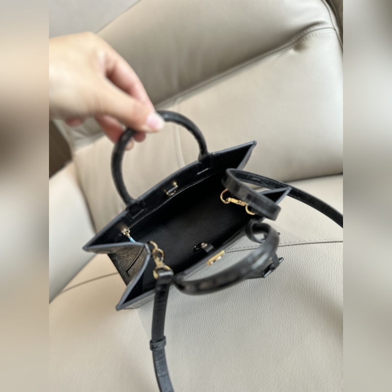 B家最新托特包，采用意大利鞣制鱷魚紋質感壓花皮革制成，搶眼裝飾 Thomas B