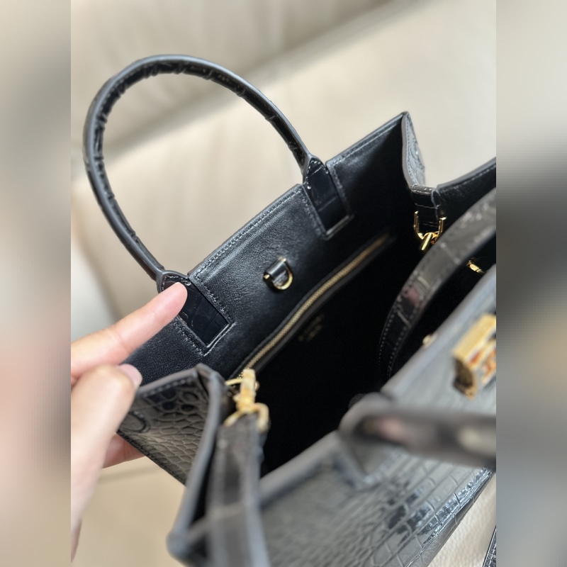 B家最新托特包，采用意大利鞣制鱷魚紋質感壓花皮革制成，搶眼裝飾 Thomas B