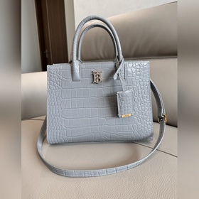 B家最新托特包，采用意大利鞣制鱷魚紋質(zhì)感壓花皮革制成，搶眼裝飾 Thomas B