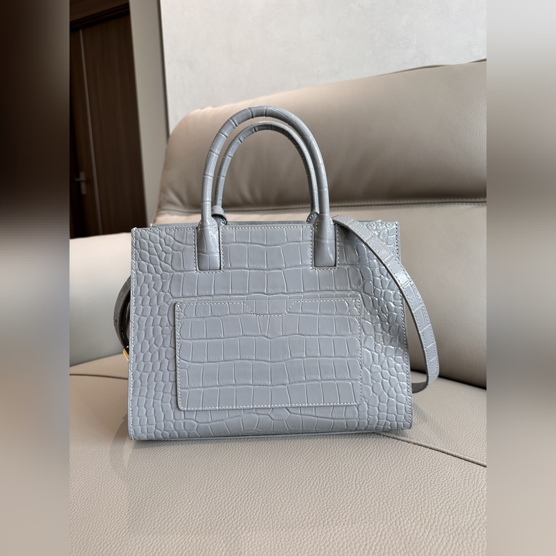 B家最新托特包，采用意大利鞣制鱷魚紋質感壓花皮革制成，搶眼裝飾 Thomas B