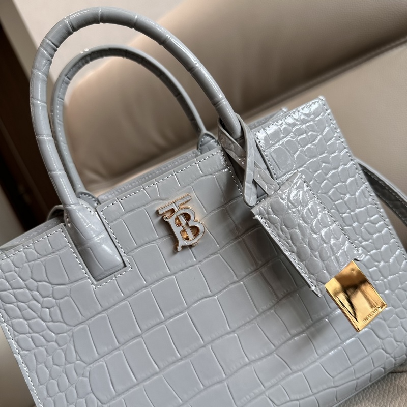 B家最新托特包，采用意大利鞣制鱷魚紋質感壓花皮革制成，搶眼裝飾 Thomas B