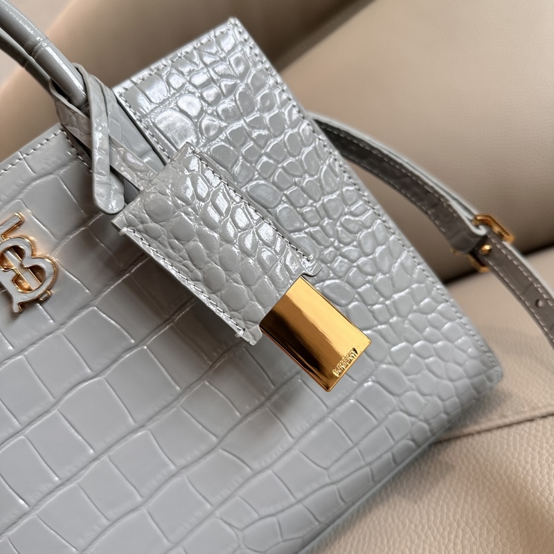 B家最新托特包，采用意大利鞣制鱷魚紋質感壓花皮革制成，搶眼裝飾 Thomas B