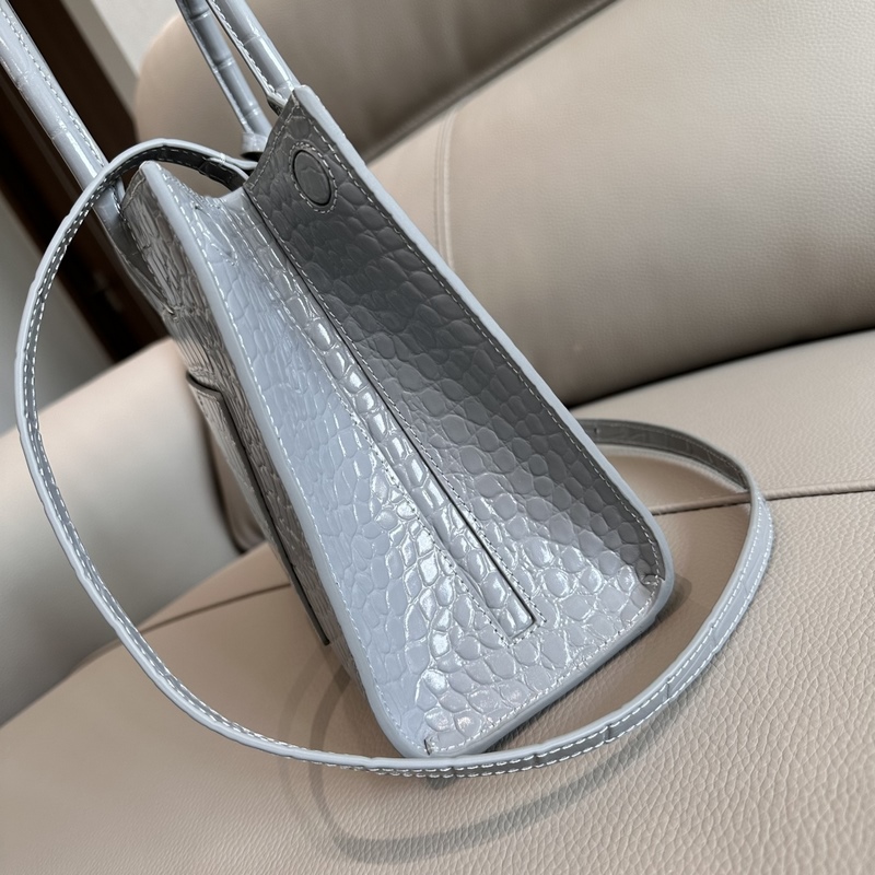 B家最新托特包，采用意大利鞣制鱷魚紋質感壓花皮革制成，搶眼裝飾 Thomas B