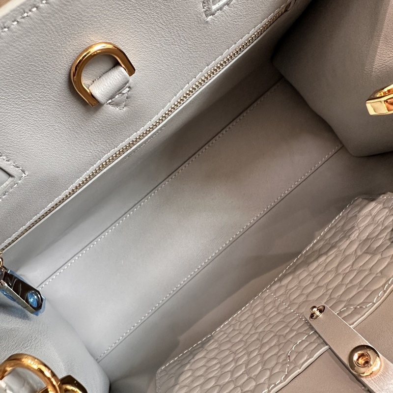 B家最新托特包，采用意大利鞣制鱷魚紋質感壓花皮革制成，搶眼裝飾 Thomas B