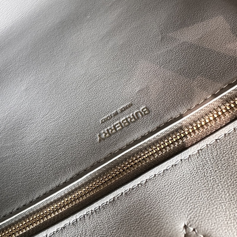 B家最新托特包，采用意大利鞣制鱷魚紋質感壓花皮革制成，搶眼裝飾 Thomas B