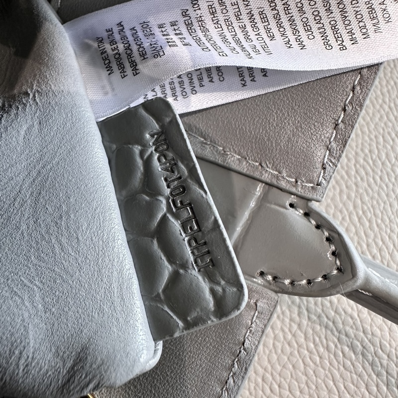 B家最新托特包，采用意大利鞣制鱷魚紋質感壓花皮革制成，搶眼裝飾 Thomas B