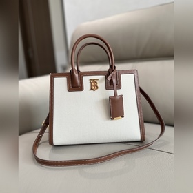 B家最新版型立挺的托特包，采用意大利鞣制粒紋皮革材質(zhì)制成，搶眼裝飾光澤的 Tho