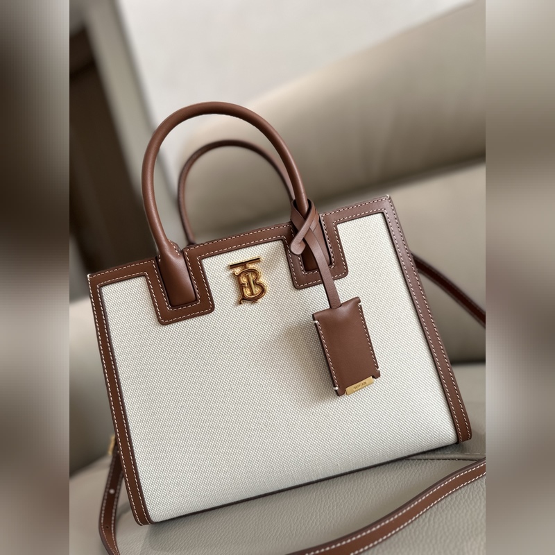 B家最新版型立挺的托特包，采用意大利鞣制粒紋皮革材質制成，搶眼裝飾光澤的 Tho