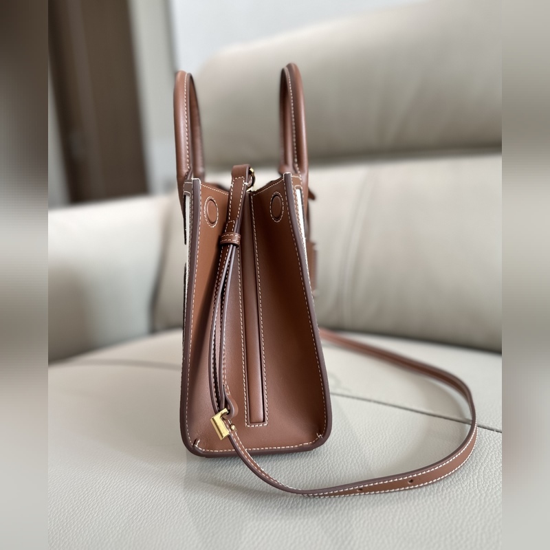 B家最新版型立挺的托特包，采用意大利鞣制粒紋皮革材質制成，搶眼裝飾光澤的 Tho