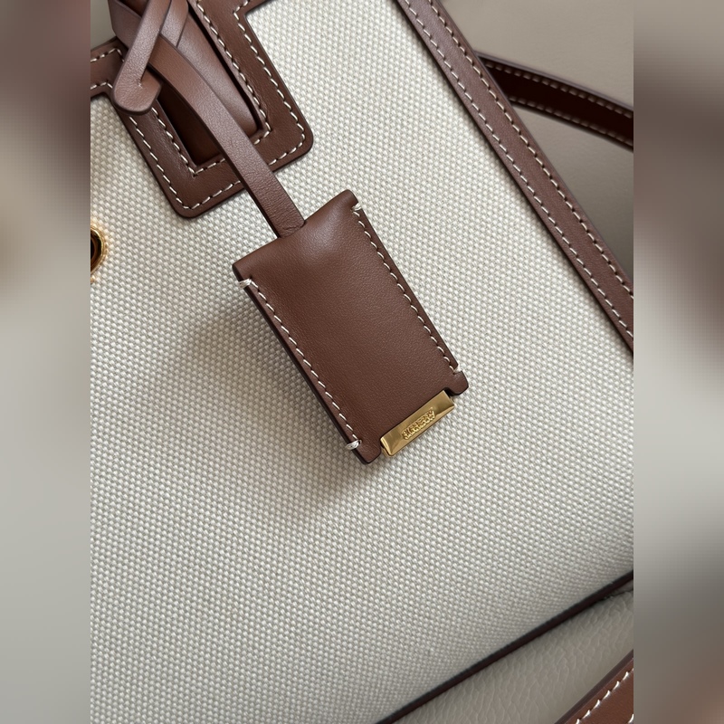 B家最新版型立挺的托特包，采用意大利鞣制粒紋皮革材質制成，搶眼裝飾光澤的 Tho