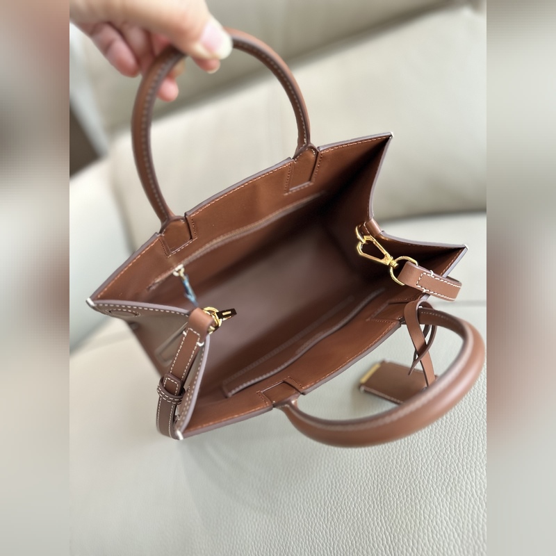 B家最新版型立挺的托特包，采用意大利鞣制粒紋皮革材質制成，搶眼裝飾光澤的 Tho