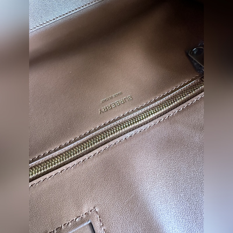 B家最新版型立挺的托特包，采用意大利鞣制粒紋皮革材質制成，搶眼裝飾光澤的 Tho