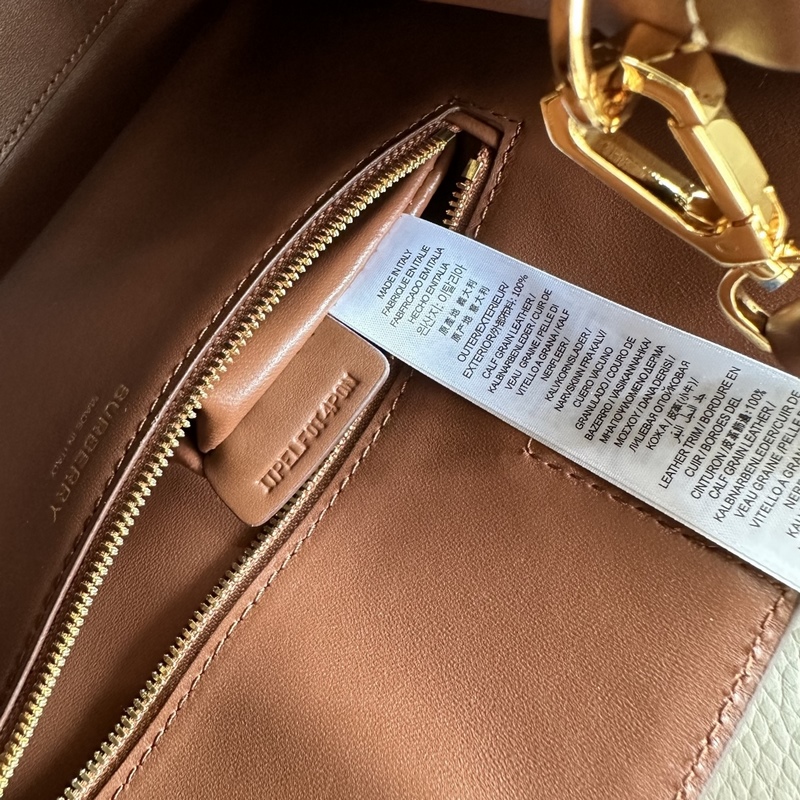 B家最新版型立挺的托特包，采用意大利鞣制粒紋皮革材質制成，搶眼裝飾光澤的 Tho