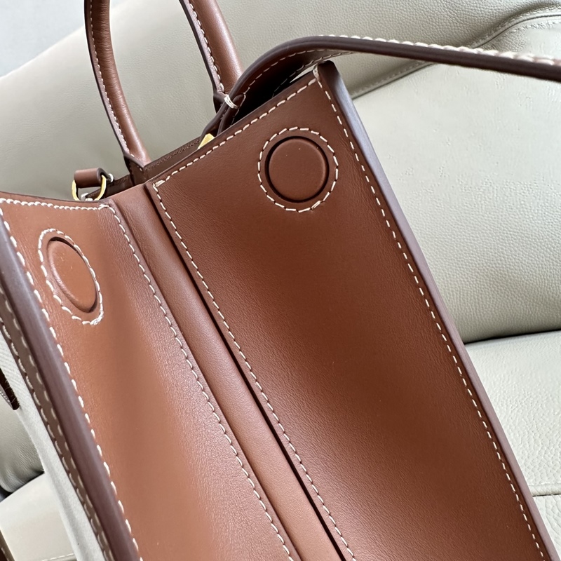 B家最新版型立挺的托特包，采用意大利鞣制粒紋皮革材質制成，搶眼裝飾光澤的 Tho