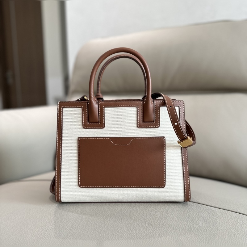 B家最新版型立挺的托特包，采用意大利鞣制粒紋皮革材質制成，搶眼裝飾光澤的 Tho