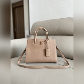 B家最新版型立挺的托特包，采用意大利鞣制粒紋皮革材質(zhì)制成，搶眼裝飾光澤的 Tho