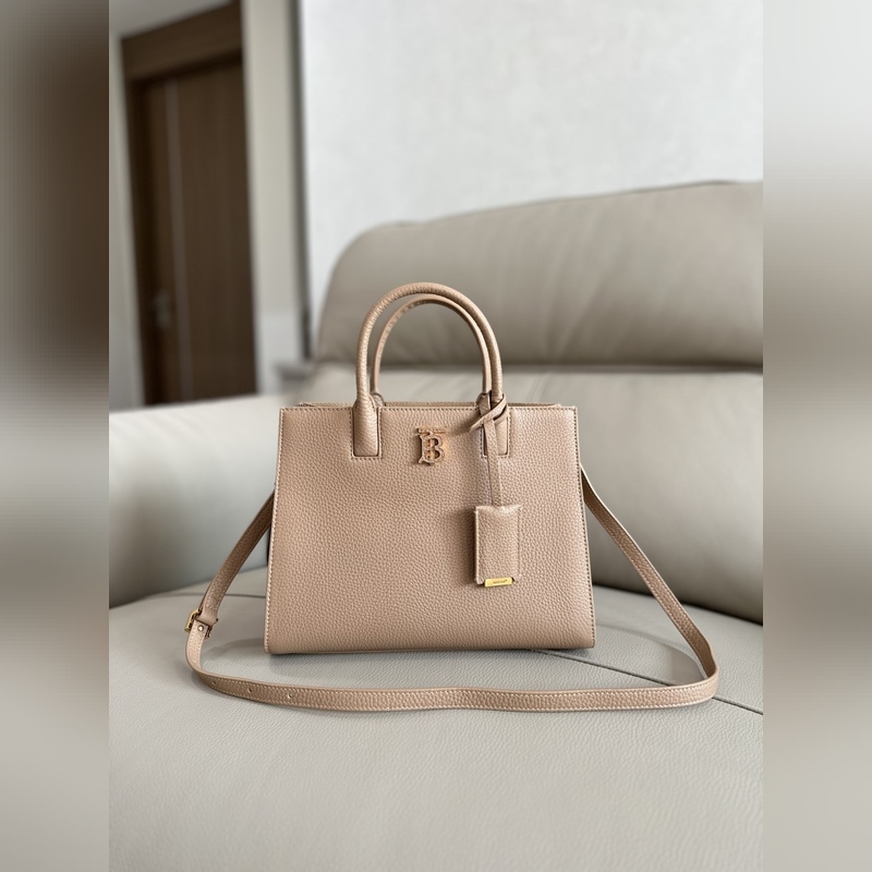 B家最新版型立挺的托特包，采用意大利鞣制粒紋皮革材質制成，搶眼裝飾光澤的 Tho