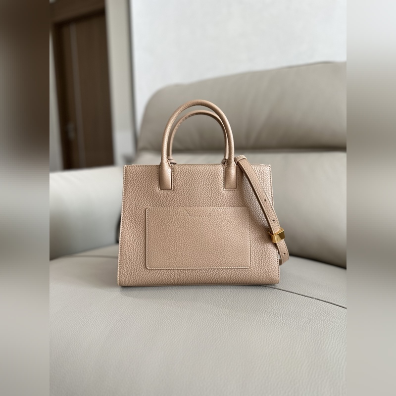 B家最新版型立挺的托特包，采用意大利鞣制粒紋皮革材質制成，搶眼裝飾光澤的 Tho