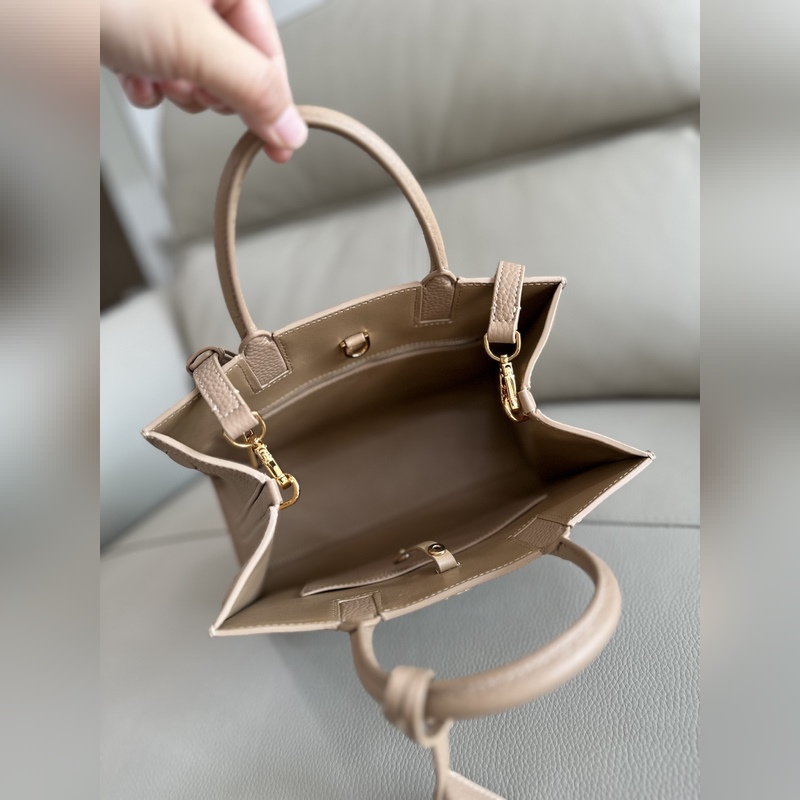 B家最新版型立挺的托特包，采用意大利鞣制粒紋皮革材質制成，搶眼裝飾光澤的 Tho