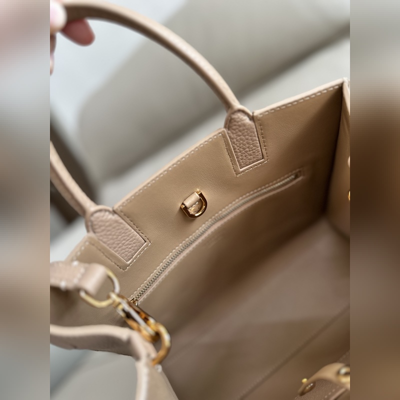 B家最新版型立挺的托特包，采用意大利鞣制粒紋皮革材質制成，搶眼裝飾光澤的 Tho