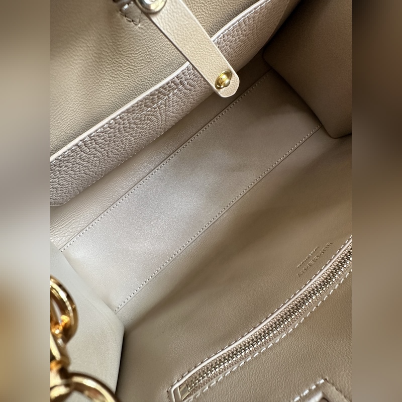 B家最新版型立挺的托特包，采用意大利鞣制粒紋皮革材質制成，搶眼裝飾光澤的 Tho