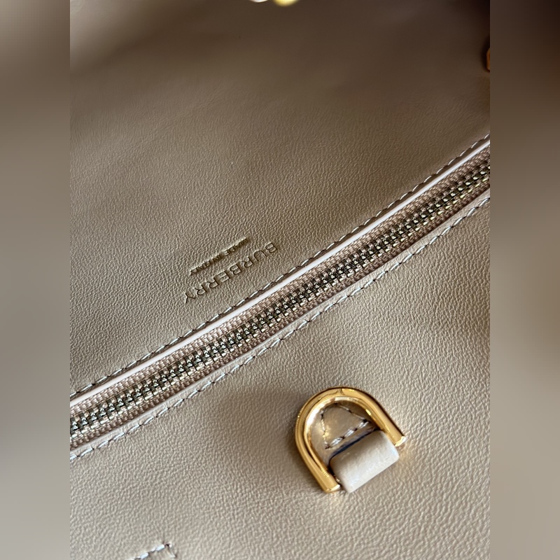 B家最新版型立挺的托特包，采用意大利鞣制粒紋皮革材質制成，搶眼裝飾光澤的 Tho