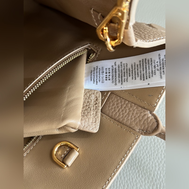 B家最新版型立挺的托特包，采用意大利鞣制粒紋皮革材質制成，搶眼裝飾光澤的 Tho