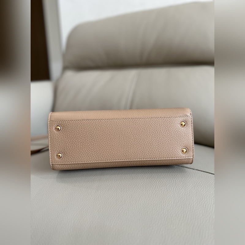 B家最新版型立挺的托特包，采用意大利鞣制粒紋皮革材質制成，搶眼裝飾光澤的 Tho