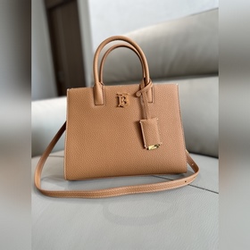 B家最新版型立挺的托特包，采用意大利鞣制粒紋皮革材質(zhì)制成，搶眼裝飾光澤的 Tho