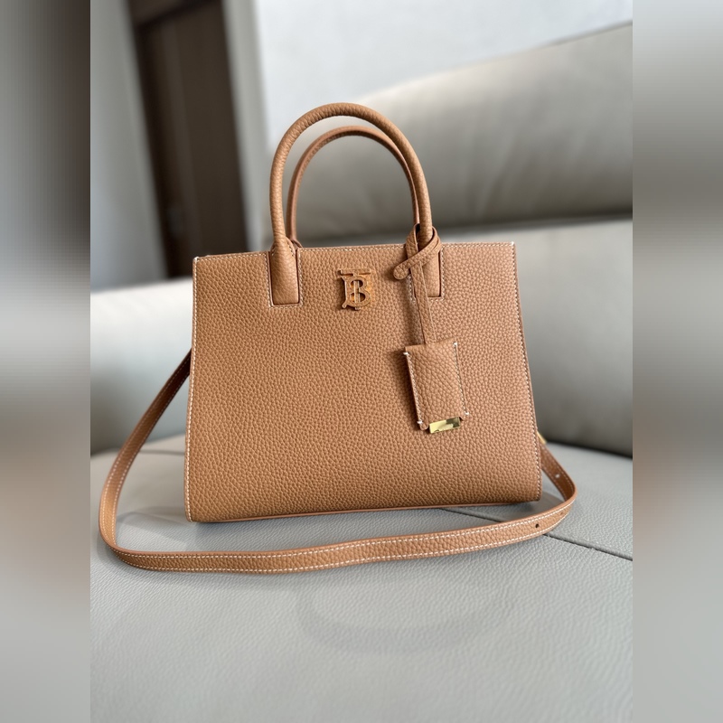 B家最新版型立挺的托特包，采用意大利鞣制粒紋皮革材質制成，搶眼裝飾光澤的 Tho