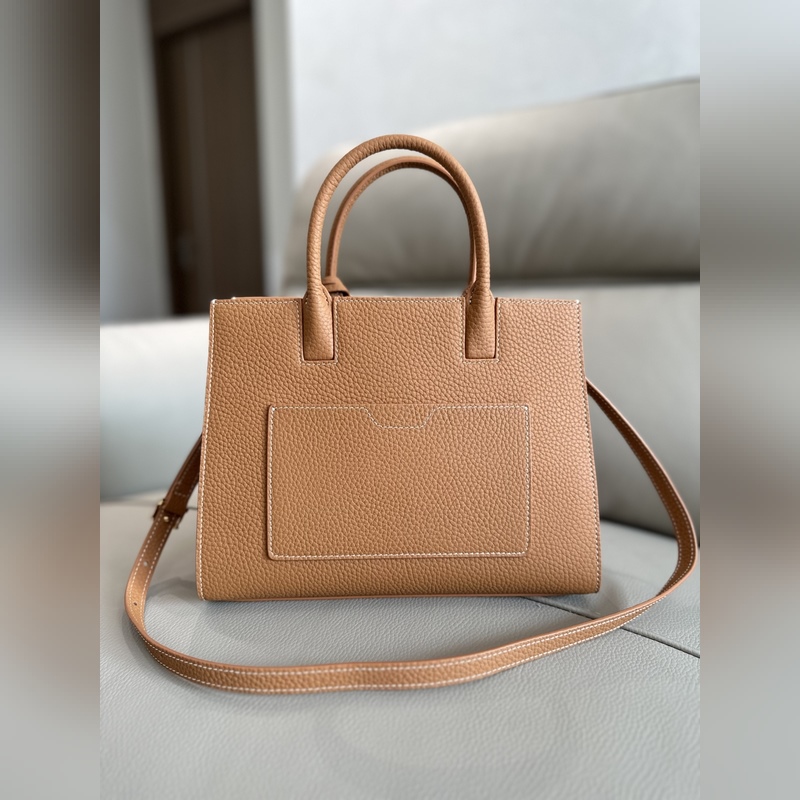 B家最新版型立挺的托特包，采用意大利鞣制粒紋皮革材質制成，搶眼裝飾光澤的 Tho