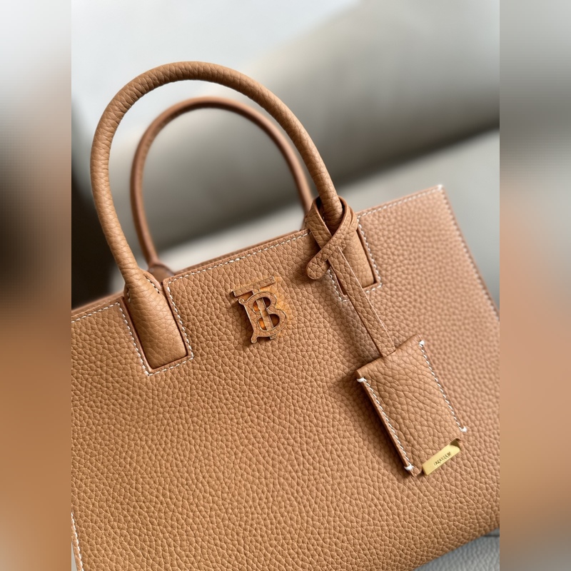 B家最新版型立挺的托特包，采用意大利鞣制粒紋皮革材質制成，搶眼裝飾光澤的 Tho